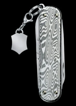 Victorinox Classic SD Brilliant Damascus -Petromaxi Shop BMC 0622134.2 33746.1671193496.1280.1280 21413.1671207008