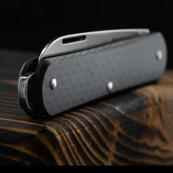 Fox Vulpis 1 Carbon Fibre Penknife -Petromaxi Shop FOX FX VP130CFdet2 02481.1686577598